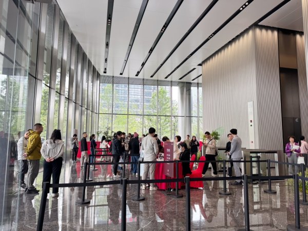 股票配资吧 上海浦东单价超10万楼盘228套房源开盘当天售罄 4月已有三个新盘“日光”